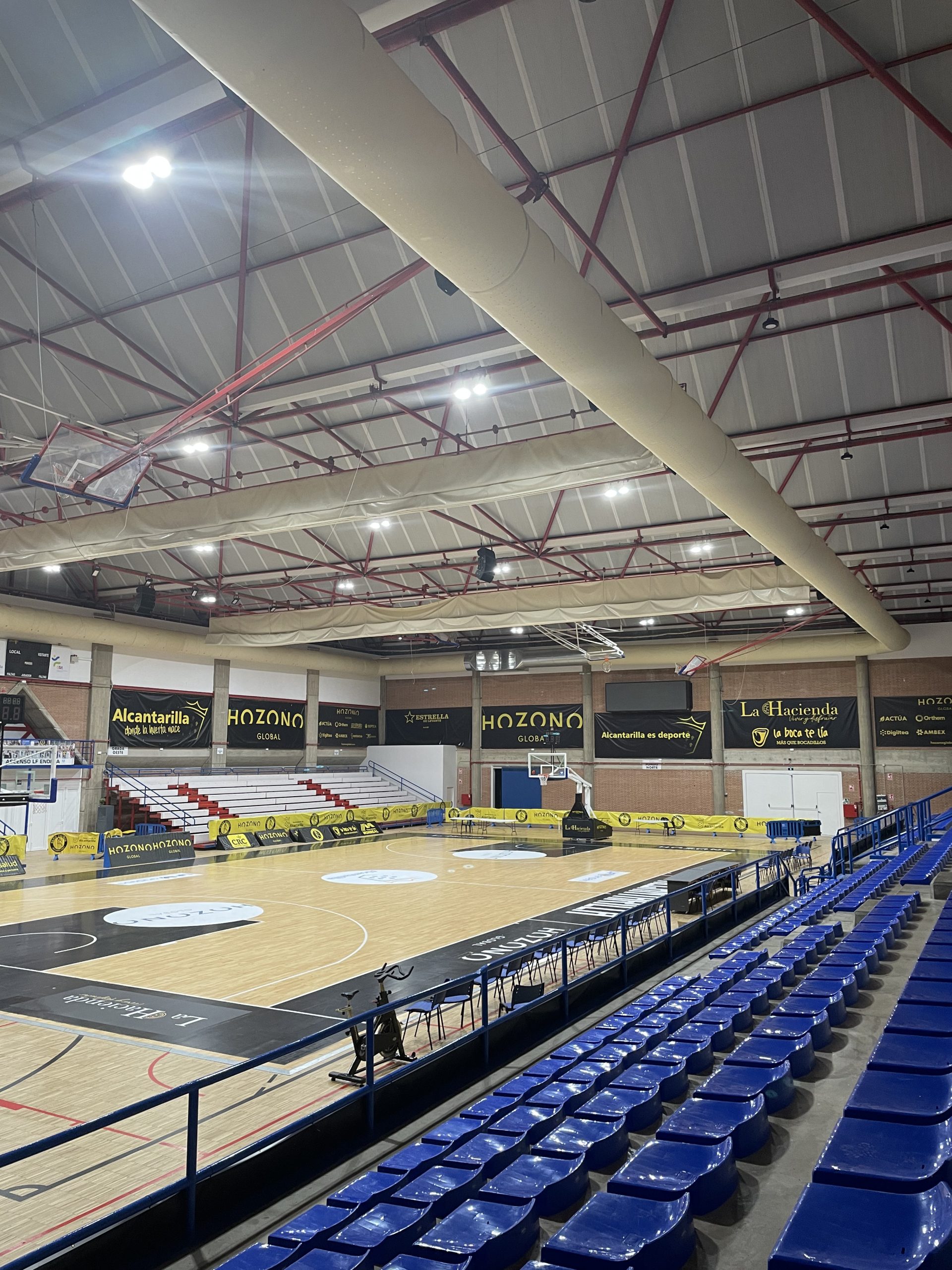 FabricAir kumaş hava kanalları İspanya'daki Fausto Vicent Spor Merkezi'nde sporcular ve seyirciler için konforlu bir ortam sağlıyor.