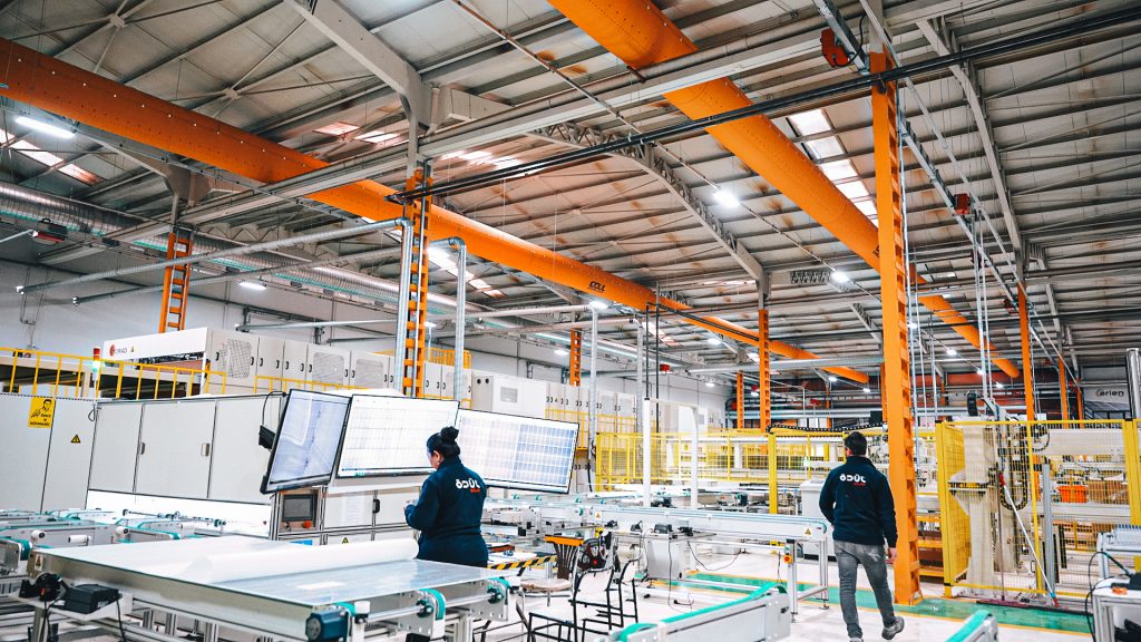 Ödül Solar’ın tesisi için tasarlanan FabricAir kumaş kanalları, üretim alanındaki toz kontrolünün sağlanmasına yardımcı oldu.