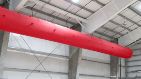 Chelsea Piers Spor Kulübü'nde eşit hava dağıtımı, enerji tasarrufu ve daha iyi iç mekan hava konforu sağlayan kırmızı FabricAir kumaş hava kanalları