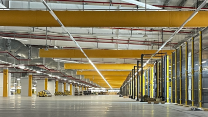 Amazon Dağıtım Merkezinde Otomosyan Sistemlerinin Korunmasına Yardımcı Olan FabricAir Kumaş Hava Kanalları