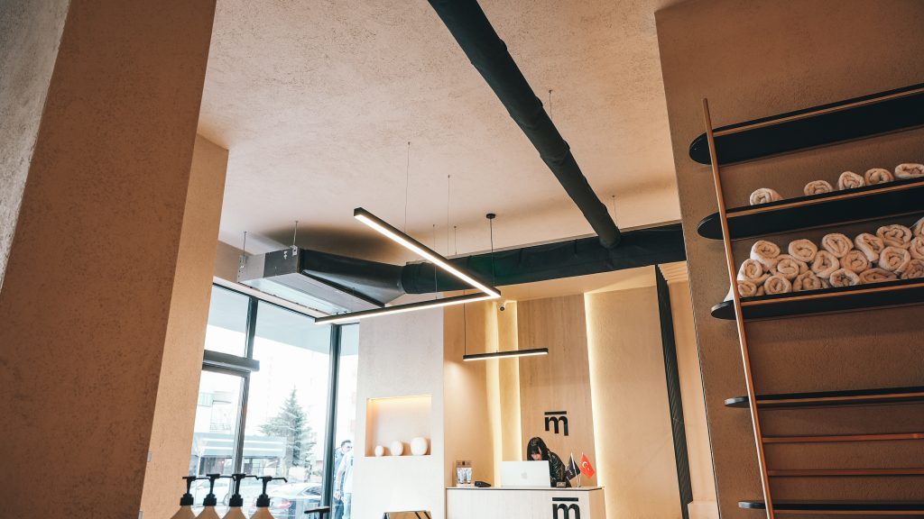 FabricAir kumaş hava kanalları, kanallı klima sistemleri için esnek ve yenilikçi bir çözüm sunar.