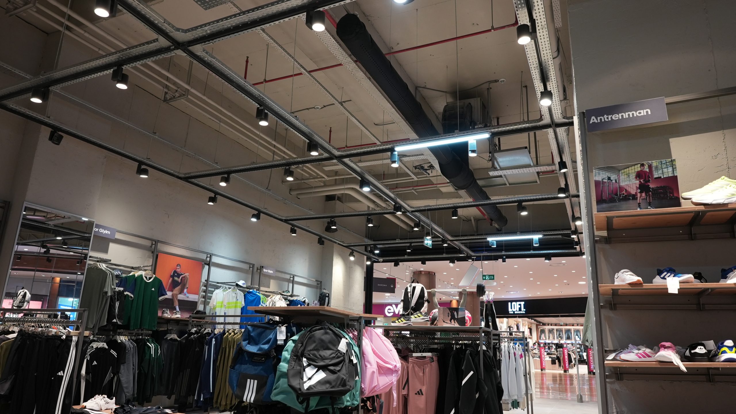 Adidas Mağazasında Konforlu İç Mekan Hava Ortamı Sağlayan FabricAir Kumaş Hava Kanalları