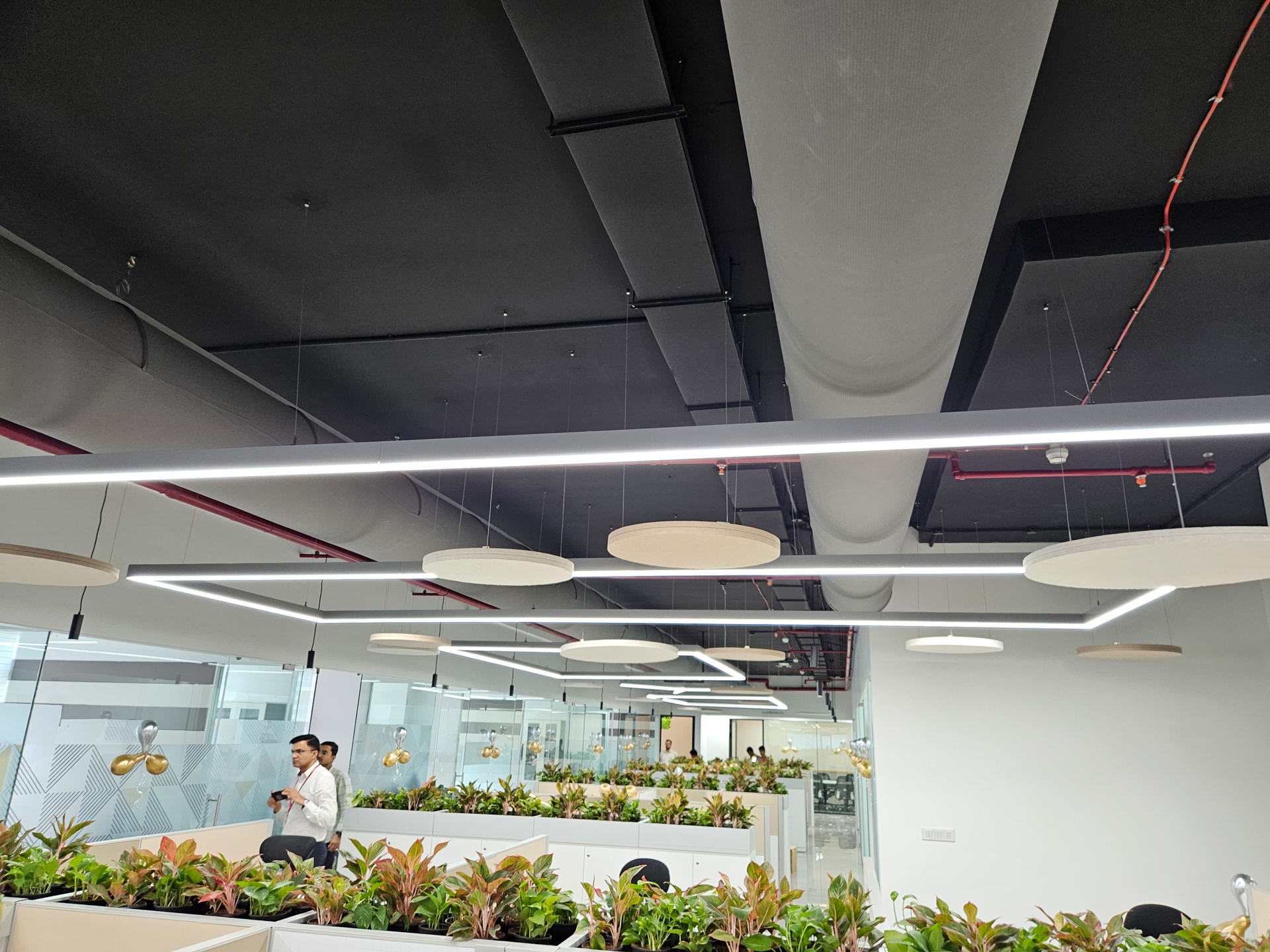 Fabricair tekstil kanallar, sessiz hava dağıtımları ve hijyenik yapıları sayesinde modern ofislerin konfor ve verimlilik beklentilerini karşılar.