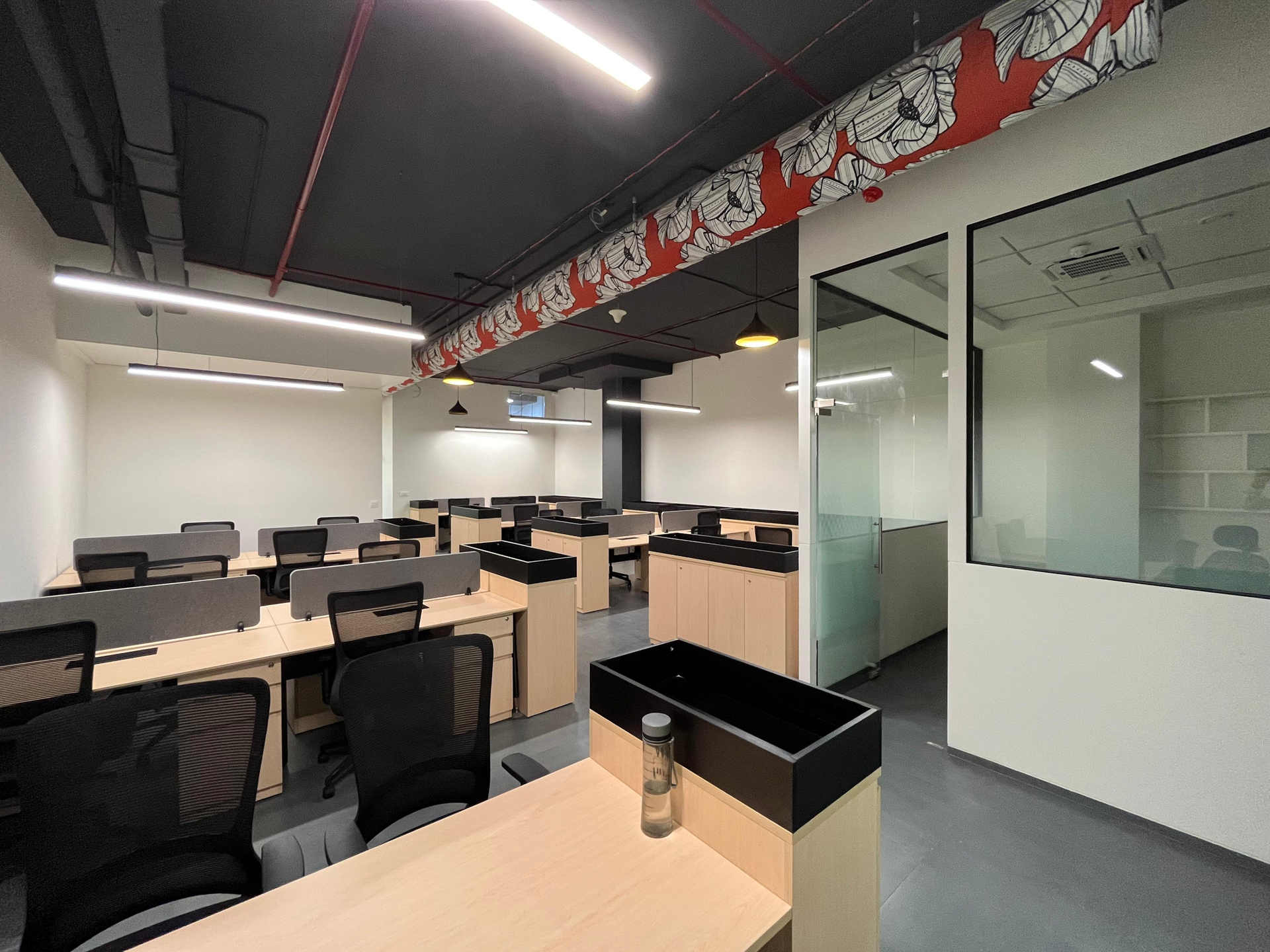 Fabricair tekstil kanallar, sessiz hava dağıtımları ve hijyenik yapıları sayesinde modern ofislerin konfor ve verimlilik beklentilerini karşılar.