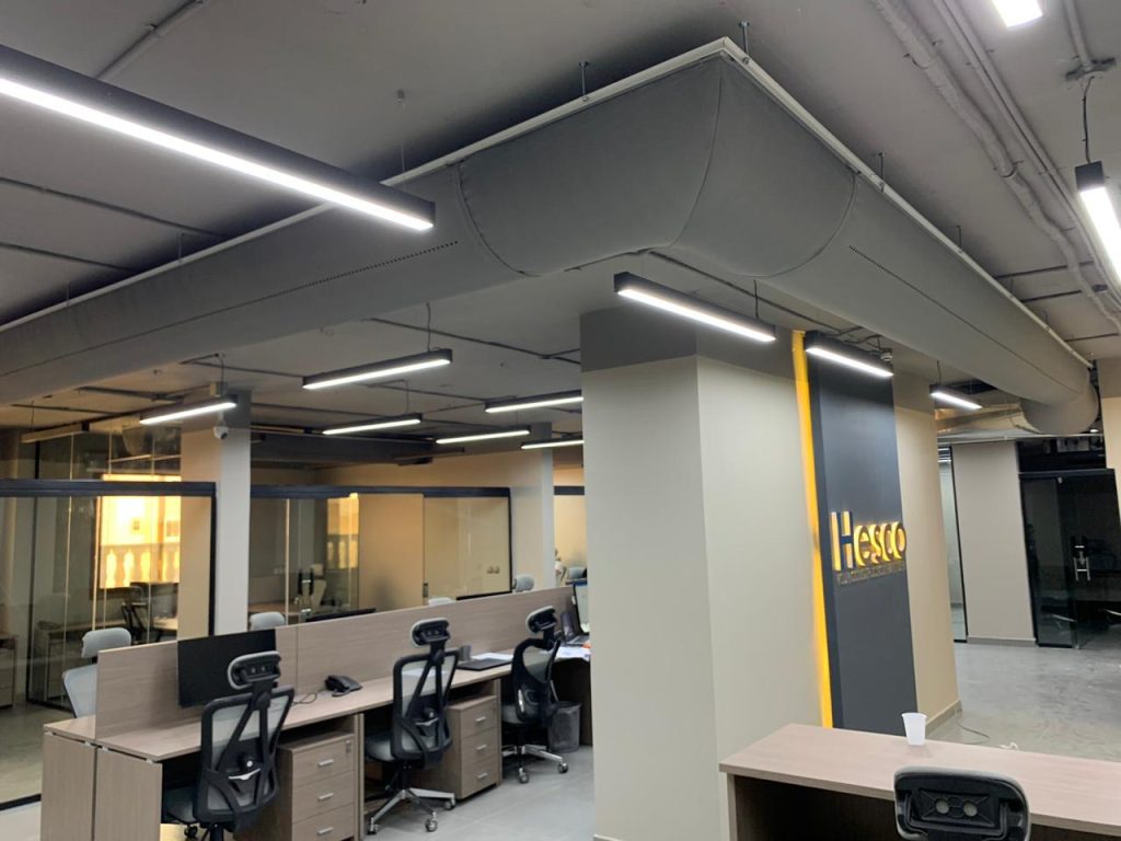 Fabricair tekstil kanallar, sessiz hava dağıtımları ve hijyenik yapıları sayesinde modern ofislerin konfor ve verimlilik beklentilerini karşılar.