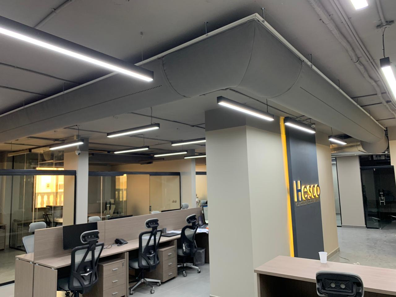 Fabricair tekstil kanallar, sessiz hava dağıtımları ve hijyenik yapıları sayesinde modern ofislerin konfor ve verimlilik beklentilerini karşılar.