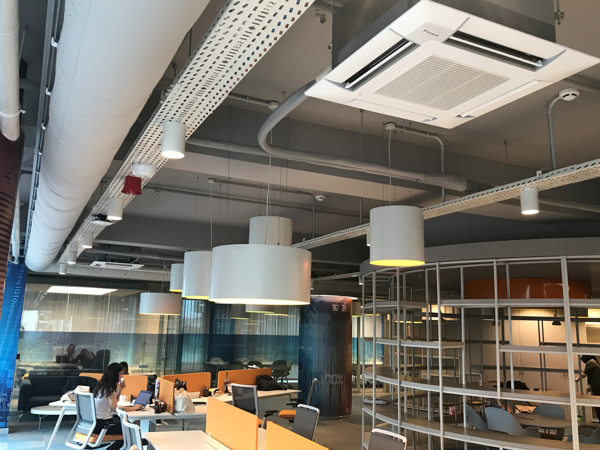 Fabricair tekstil kanallar, sessiz hava dağıtımları ve hijyenik yapıları sayesinde modern ofislerin konfor ve verimlilik beklentilerini karşılar.