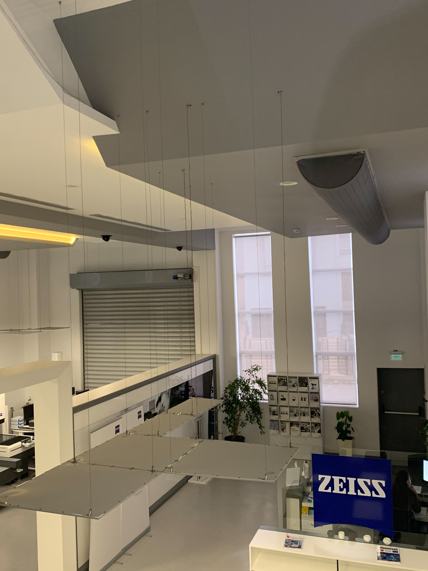 Fabricair tekstil kanallar, sessiz hava dağıtımları ve hijyenik yapıları sayesinde modern ofislerin konfor ve verimlilik beklentilerini karşılar.