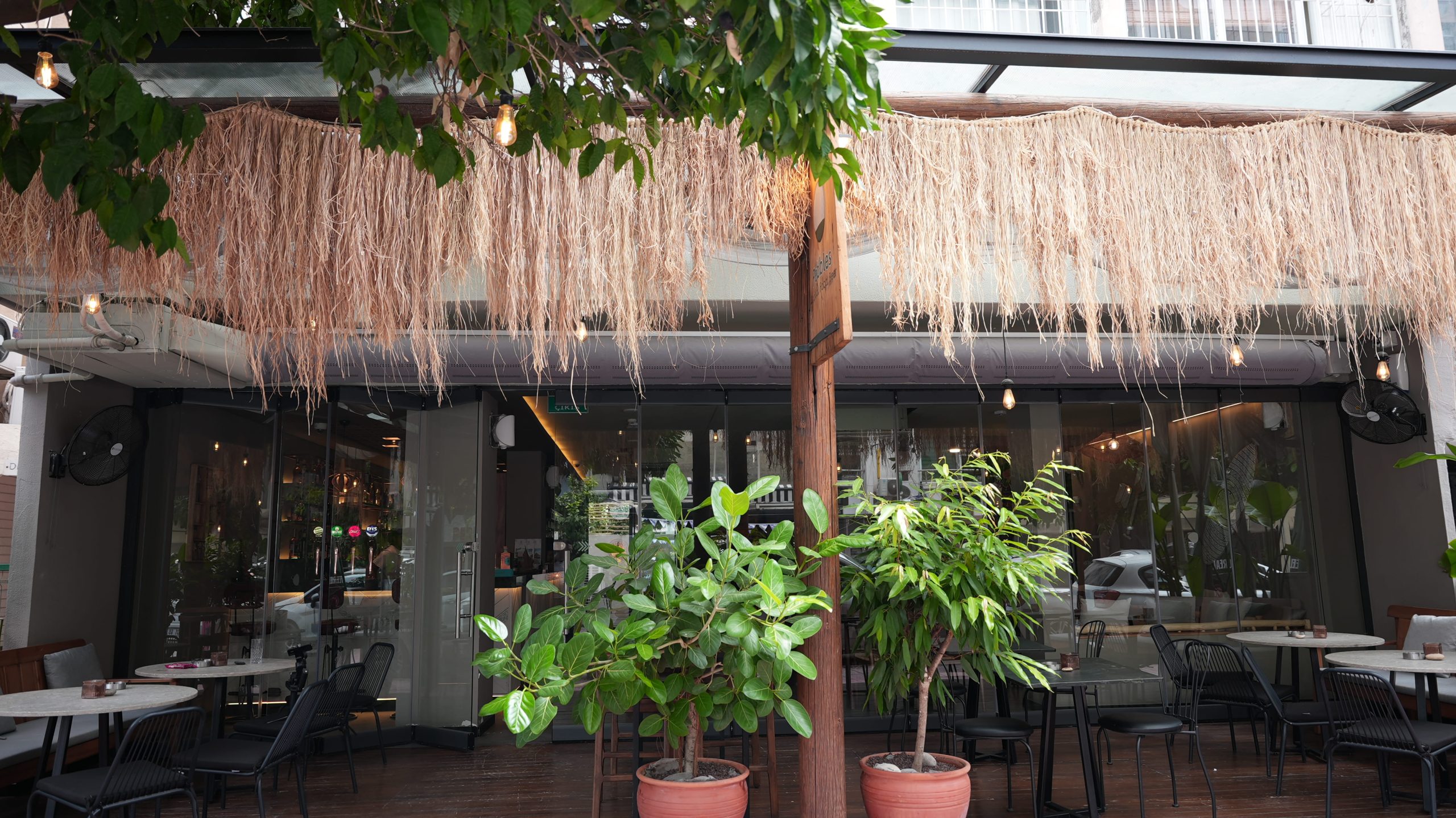 Pebbles Kafe'de FabricAir Kumaş Hava Kanalları ile Yüksek Konfor