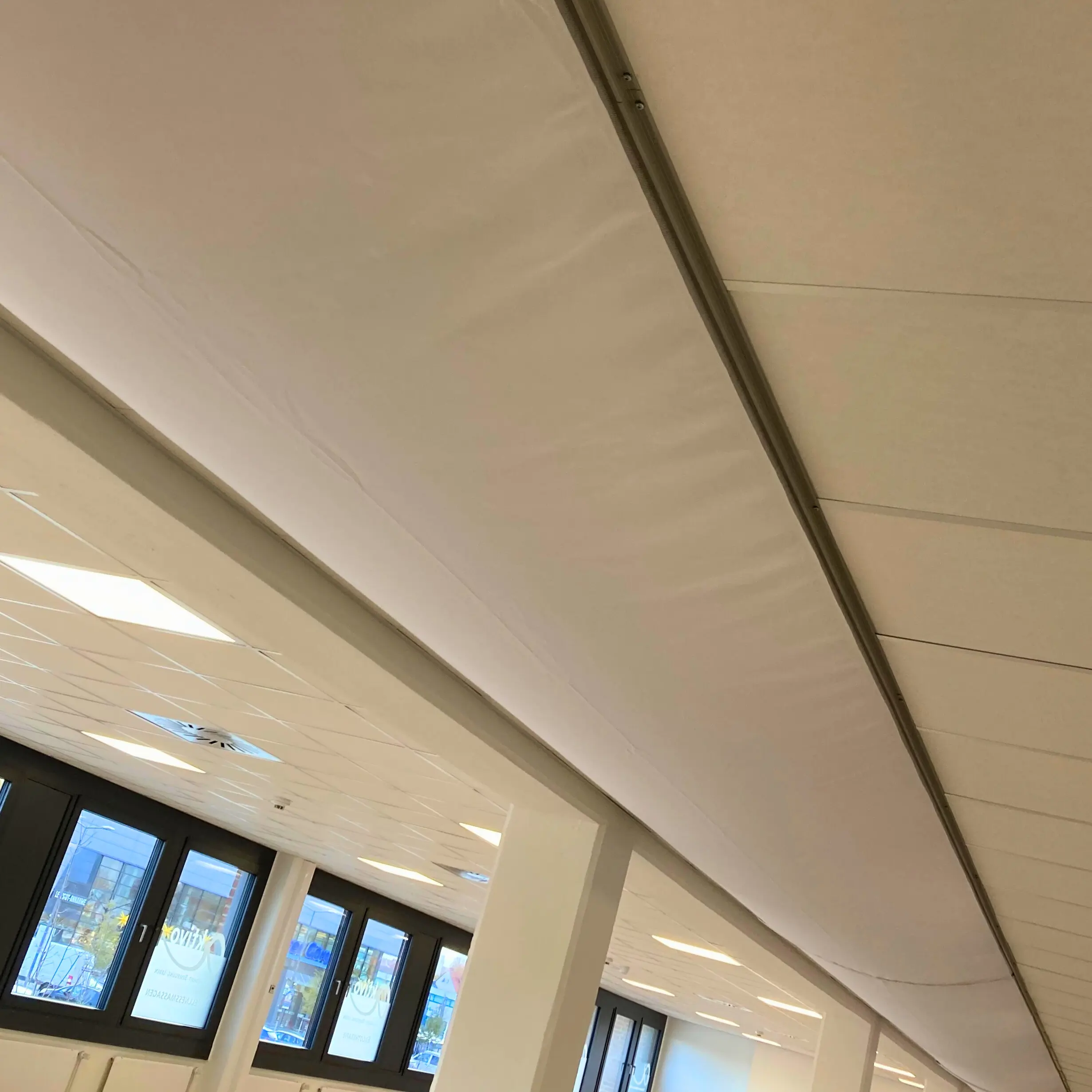 Textile air distribution system utilizing white low profile fabric duct featuring FabricAir’s MicroFlow flow model is installed at a physical therapy office in Braunschweig, Germany to provide a comfortable, draft-free, antimicrobial air dispersion system for employees and patients.