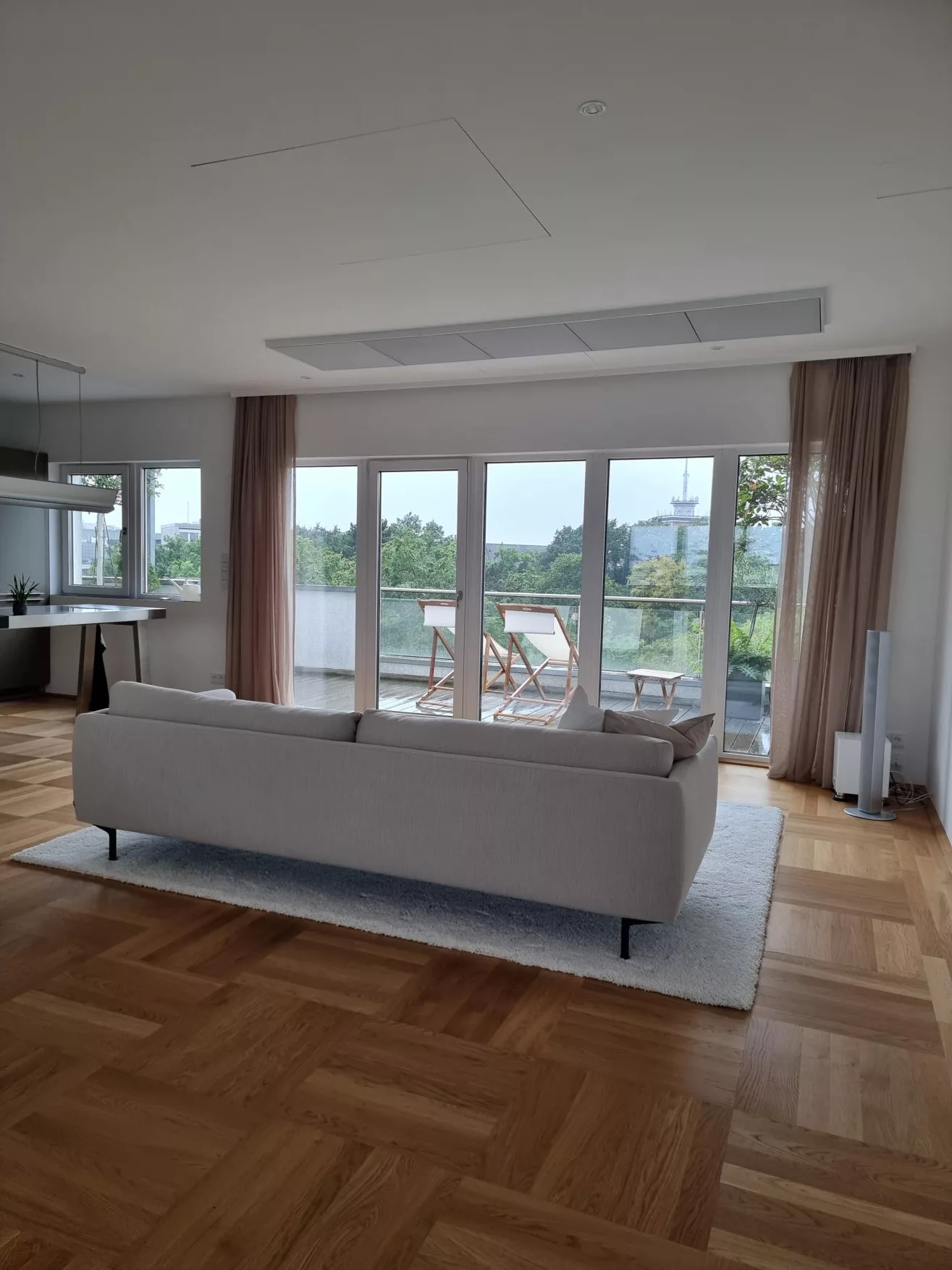 In this unique installation, five white FabricAir Ceiling Diffusers are strategically installed in this penthouse apartment living room in Bremen, Germany.