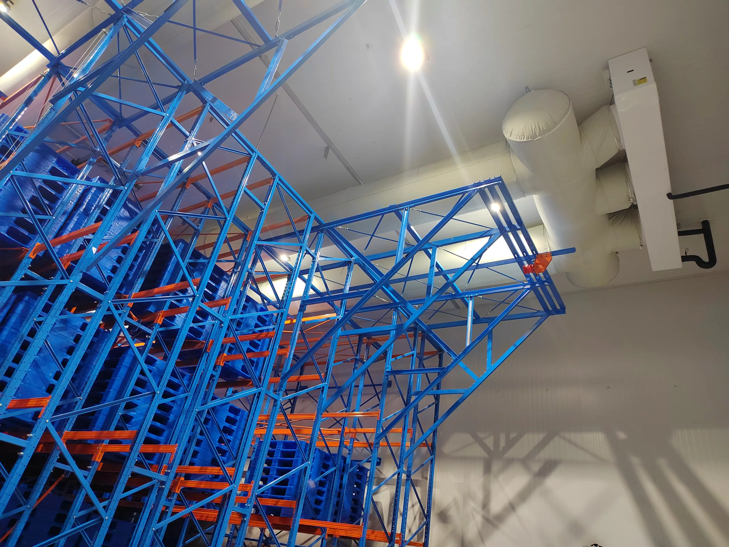 White fabric ducting using FabricAir’s Combi 20 fabric is installed in a pharmaceutical warehouse to optimize climate control.