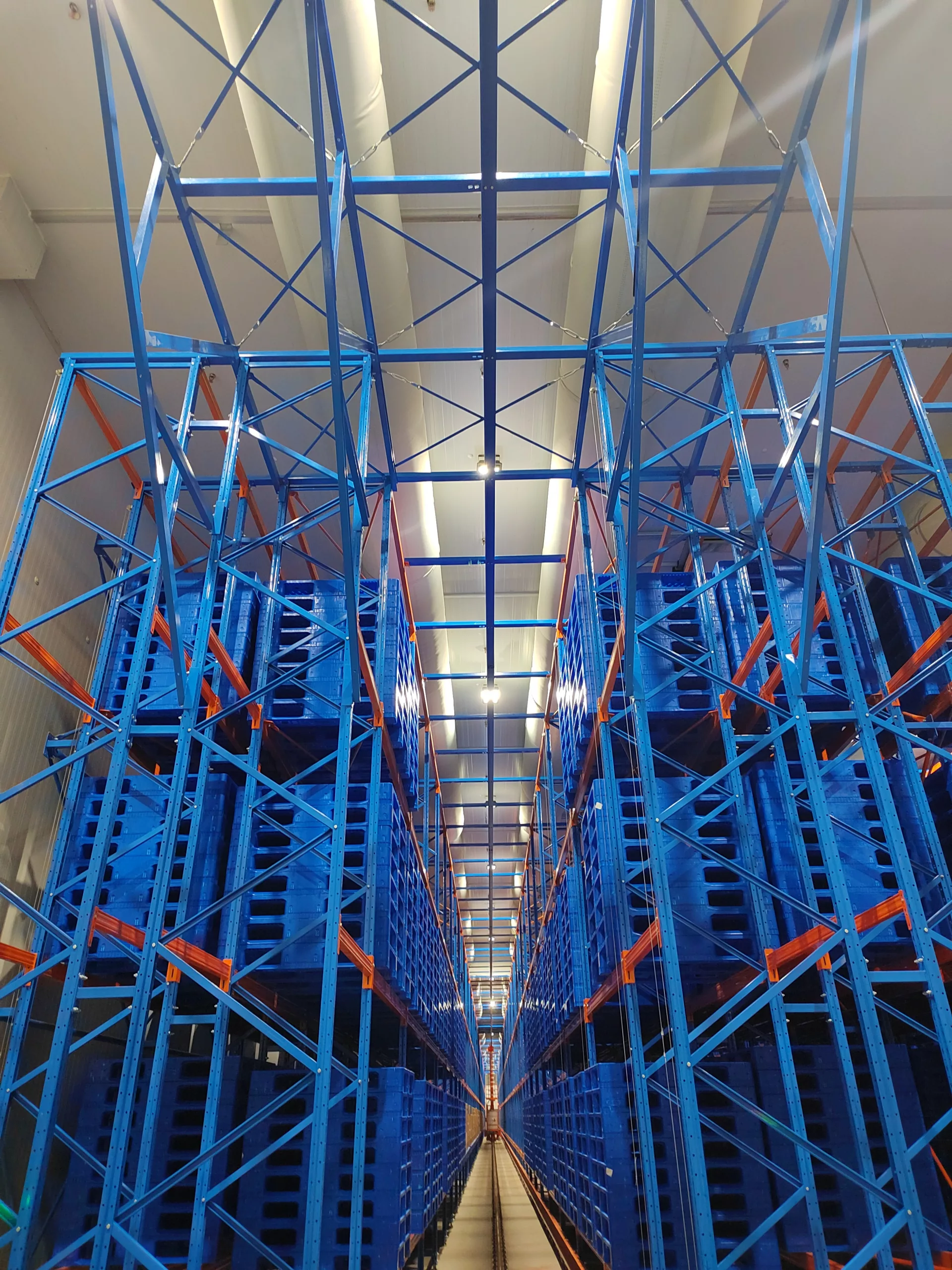 White fabric ducting using FabricAir’s Combi 20 fabric is installed in a pharmaceutical warehouse to optimize climate control.