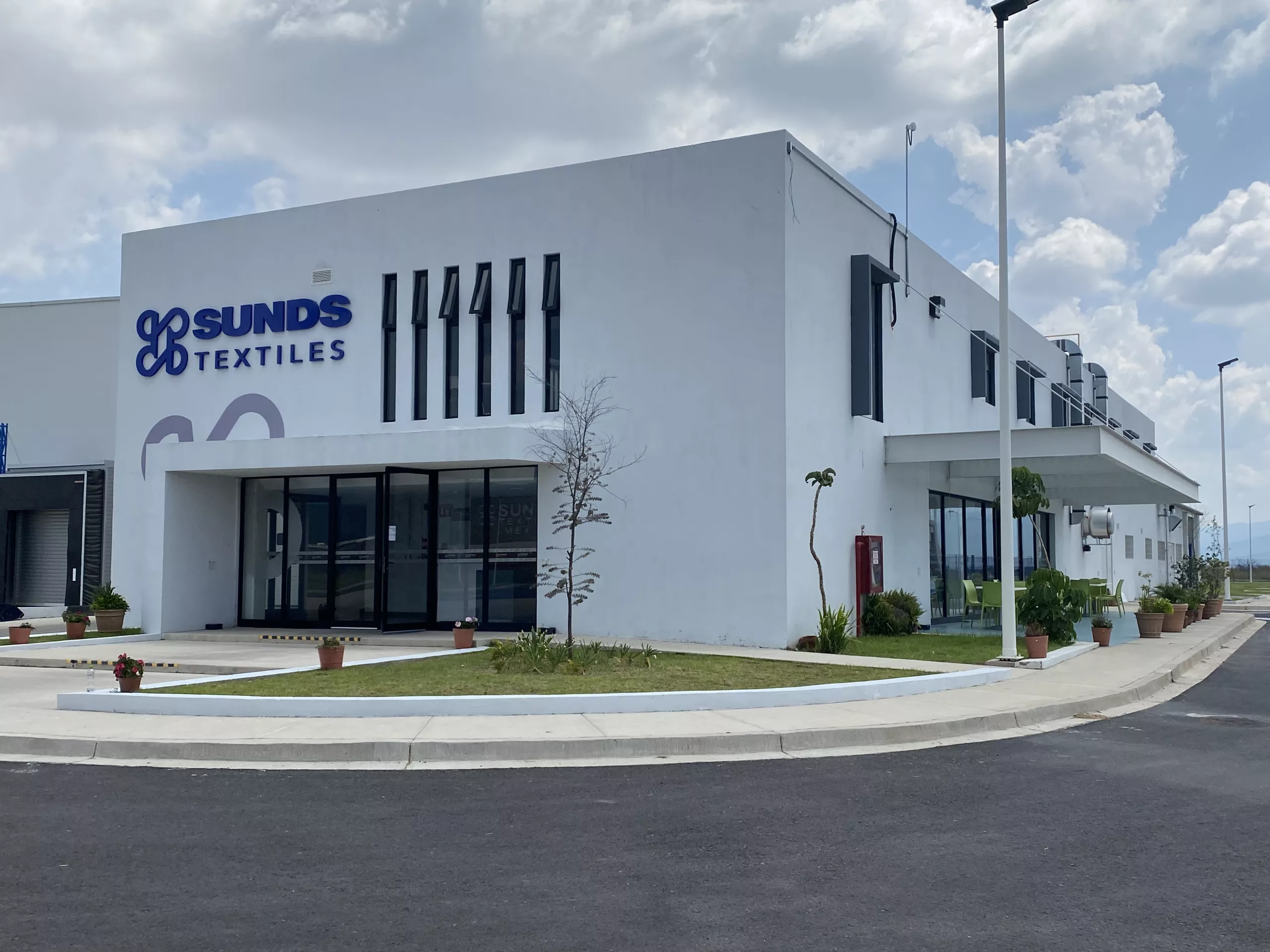 Bright blue FabricAir ducts are installed in the Sunds Textiles manufacturing facility in Mexico to cool the occupied space. The result is an energy efficient, comfortable working environment that also keeps important machinery cool.
