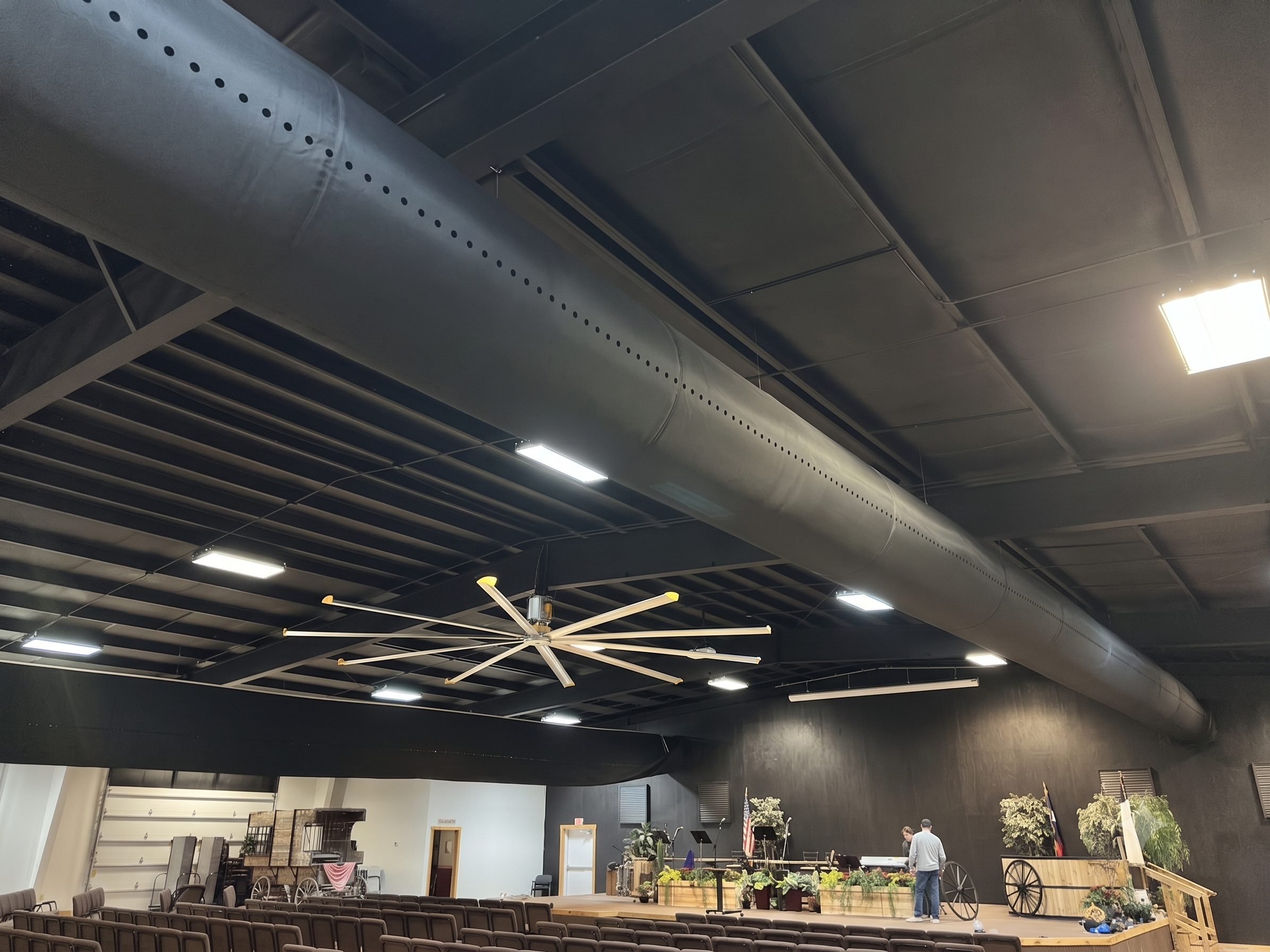 Seamless installation of fabric ducting in a large room