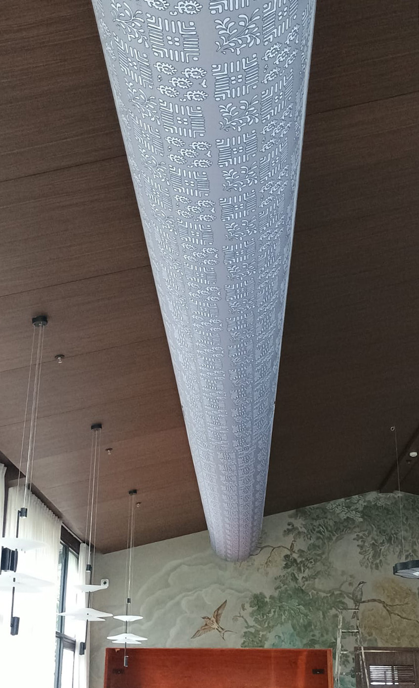 This restaurant had a 3m high vaulted ceiling, a half round fabric duct bring efficient HVAC