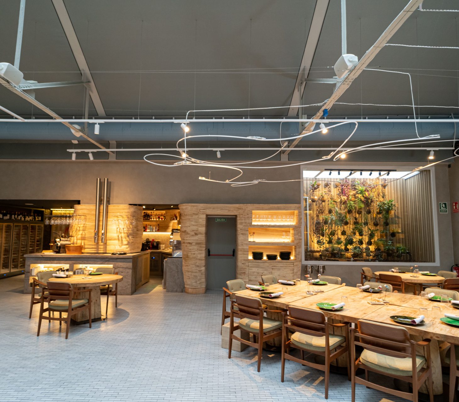 Climatized dining area with a sustainable and ecological look and FabricAir ducts