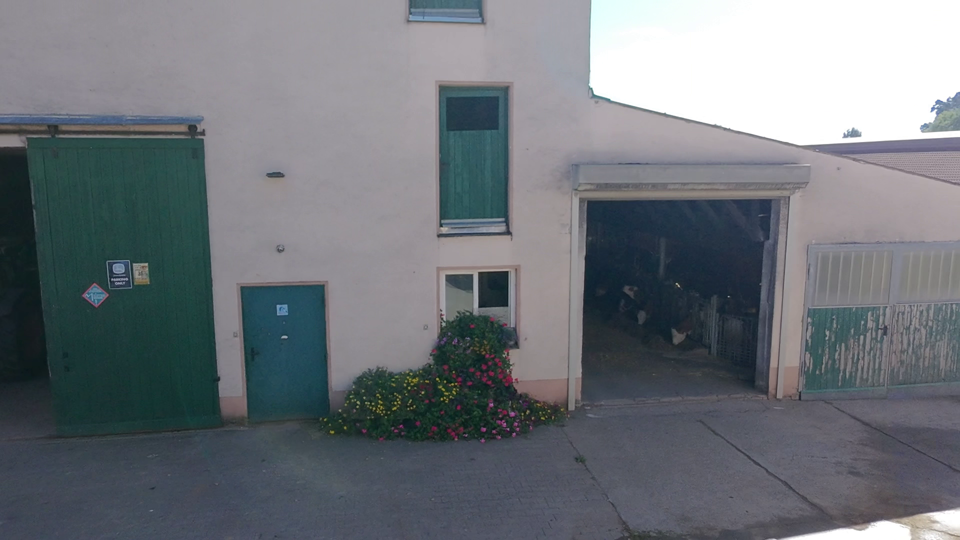 Outside view of an old barn not prepapred for mechanical ventillation